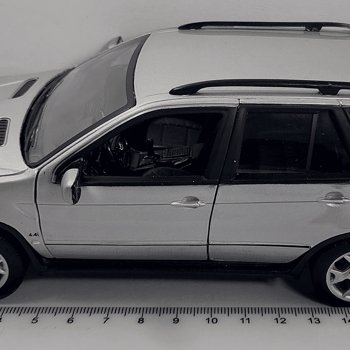 Bmw X5 COLOR PLATA Escala 1/24, marca welly 2