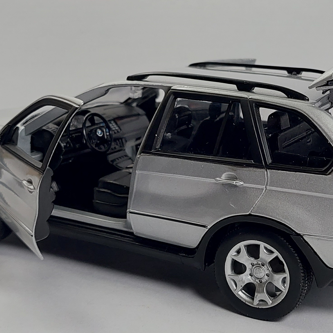 Bmw X5 COLOR PLATA Escala 1/24, marca welly 5