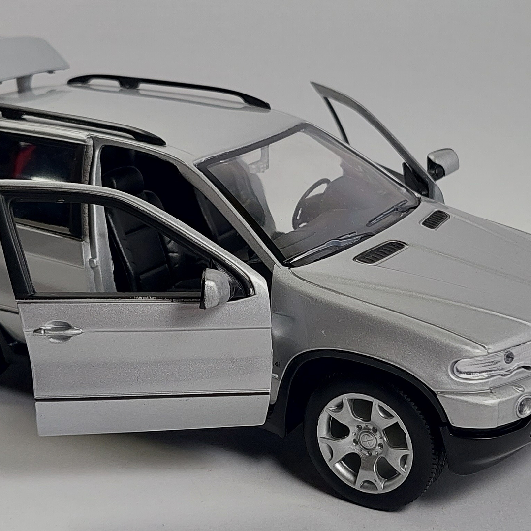 Bmw X5 COLOR PLATA Escala 1/24, marca welly 6