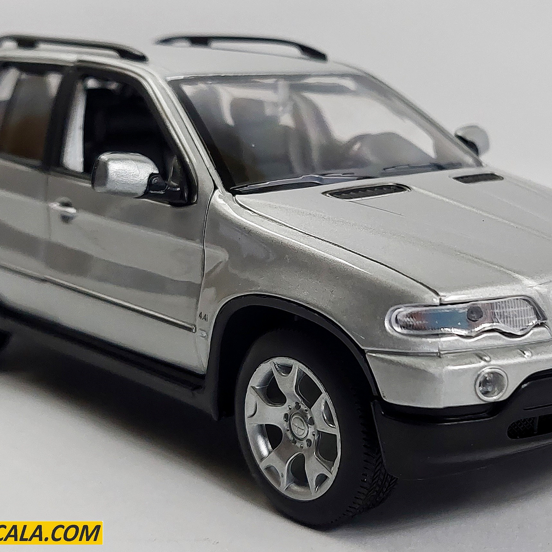 Bmw X5 COLOR PLATA Escala 1/24, marca welly 1