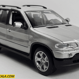 Bmw X5 COLOR PLATA Escala 1/24, marca welly