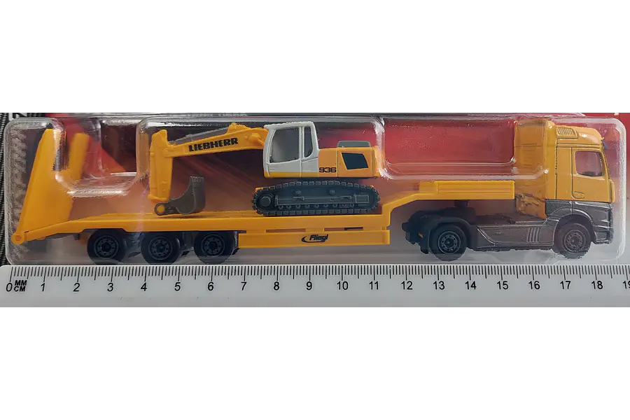 CAMA BAJA MERCEDES BENZ ACTROS CON RETRO, Escala 1:64, Marca MAJORETTE COLECCION 2022
