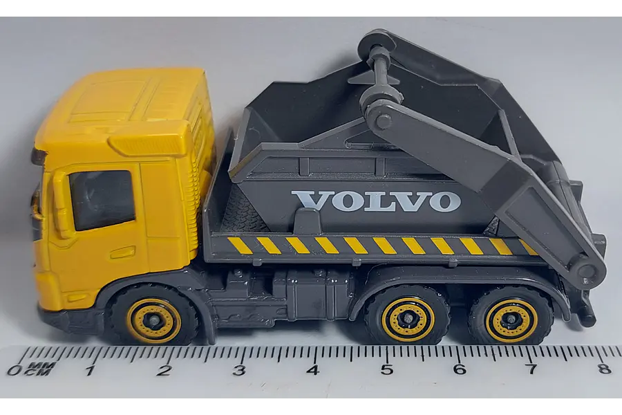VOLQUETA BASCULANTE VOLVO FMX , Escala 1:64, Marca MAJORETTE COLECCION 2022
