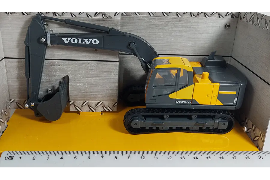 EXCAVADORA , EC220E ,Escala 1/50, MARCA BURAGO 