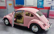 VOLKSWAGEN ESCARABAJO ROSADO , En Escala 1/32, De Colección