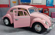 VOLKSWAGEN ESCARABAJO ROSADO , En Escala 1/32, De Colección