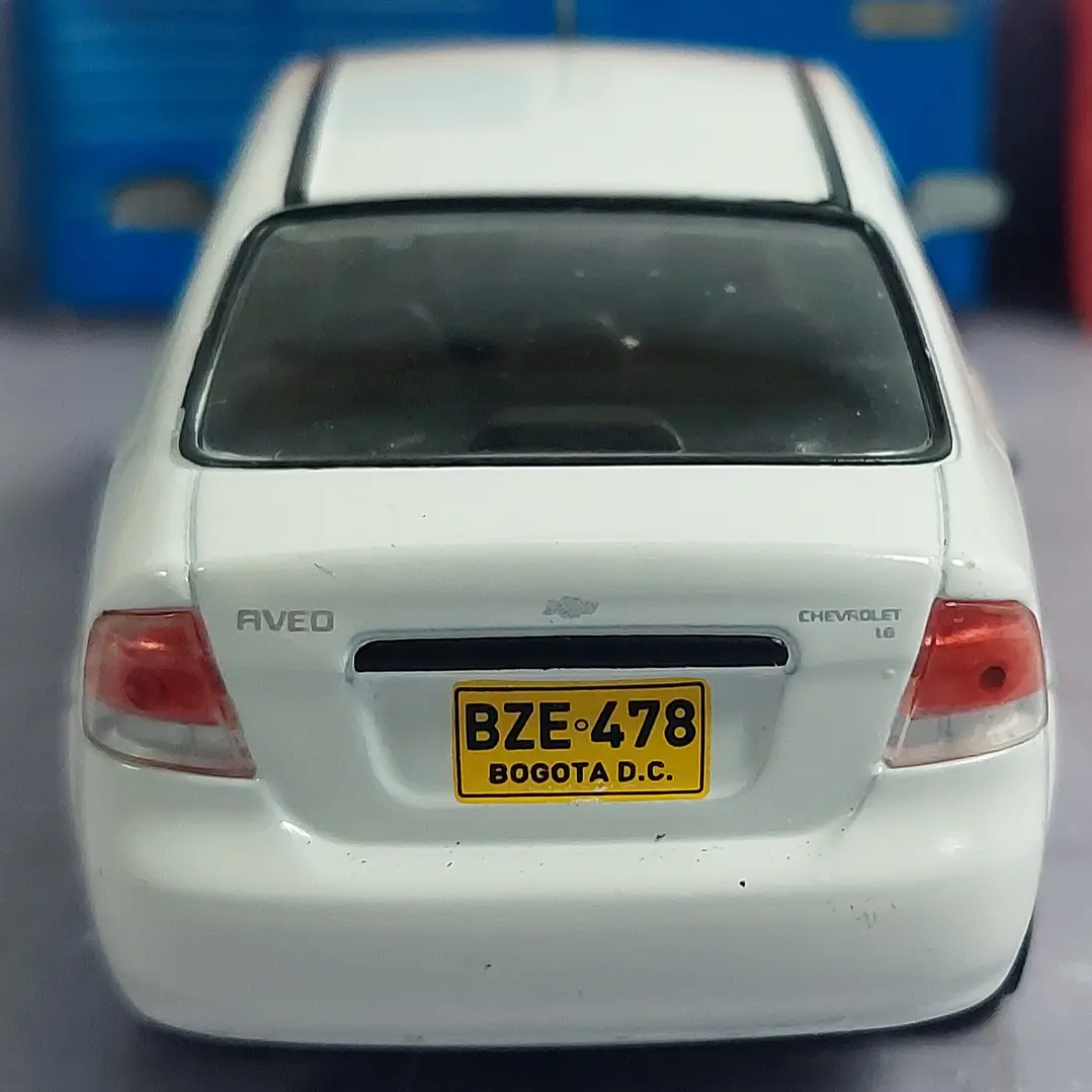 Chevrolet AVEO escala 1:43 marca Ixo 3