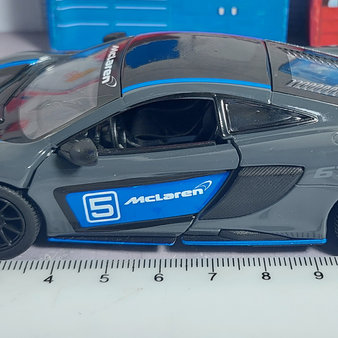 McLaren 675LT, Kinsmart, Escala 1-36 3
