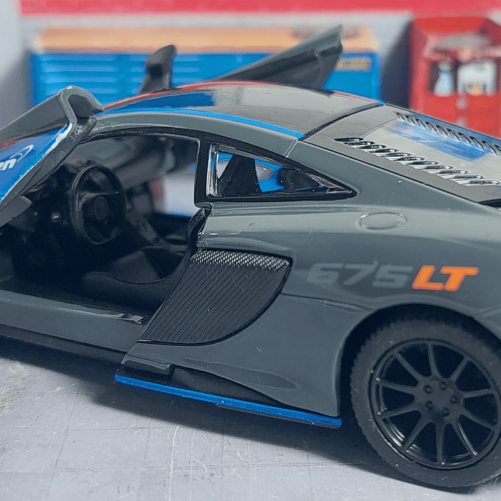 McLaren 675LT, Kinsmart, Escala 1-36 5