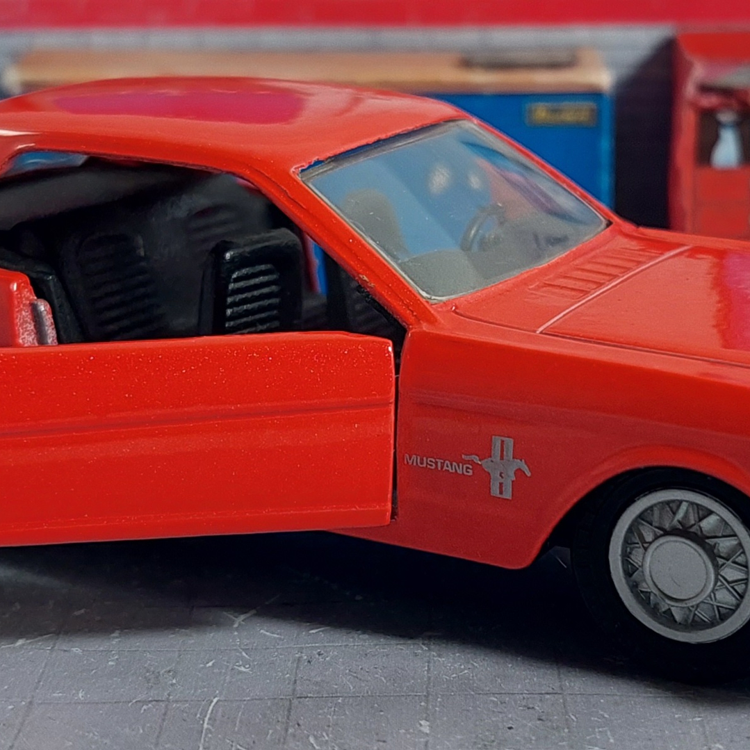 Ford Mustang 1964, Maisto, Escala 1/36 3