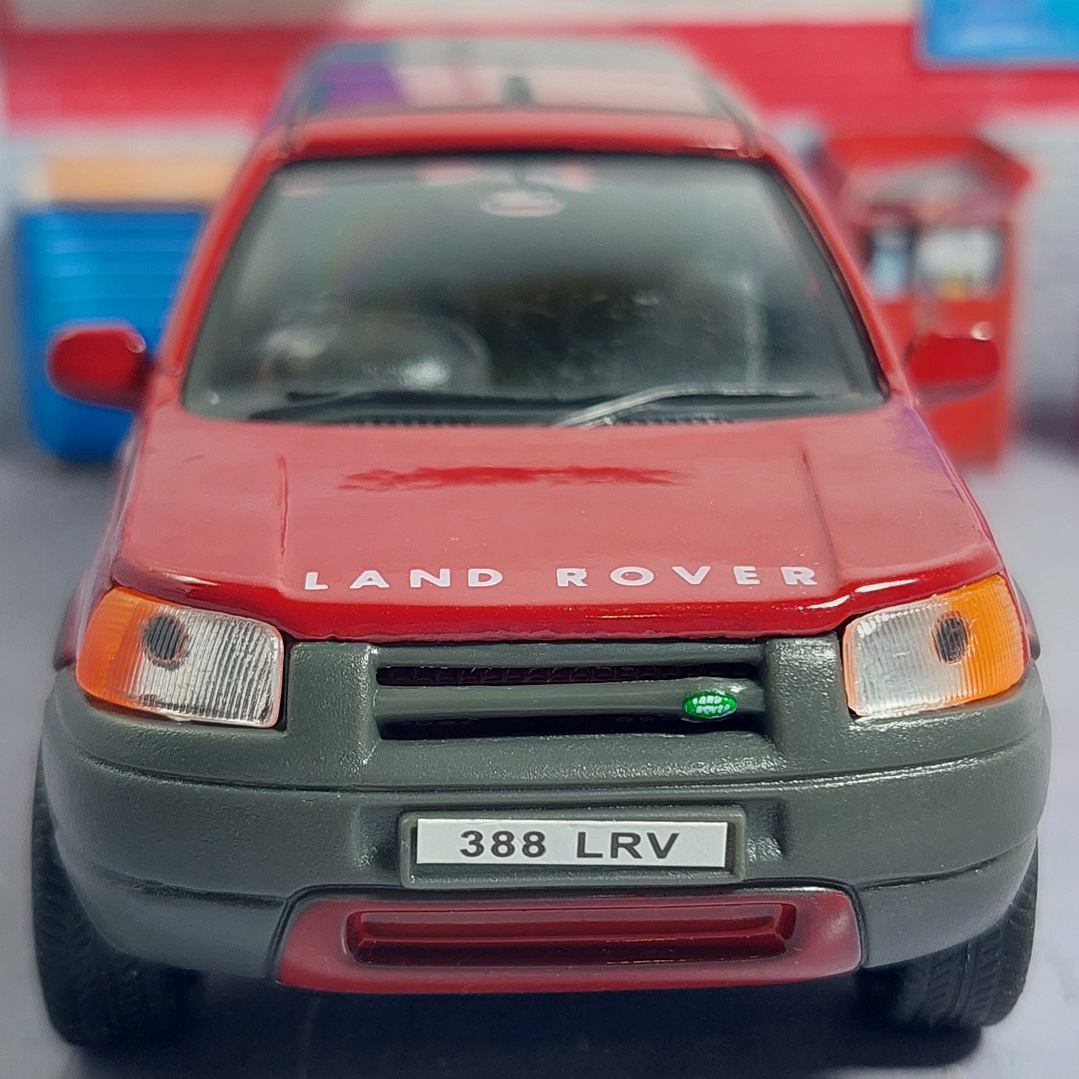 Land Rover Freelander vinotinto , Escala 1/36, Marca WELLY 3