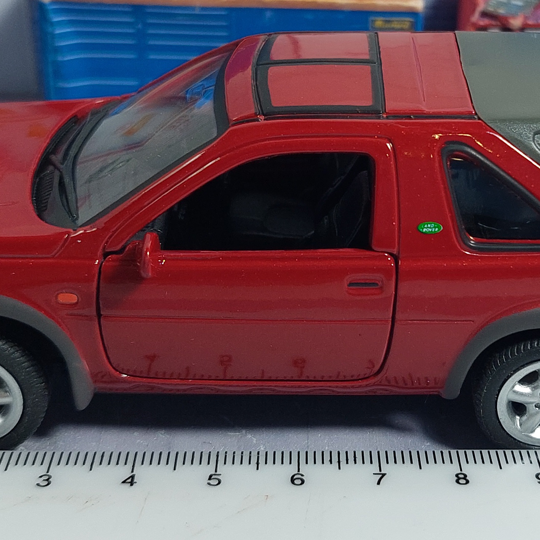 Land Rover Freelander vinotinto , Escala 1/36, Marca WELLY 5
