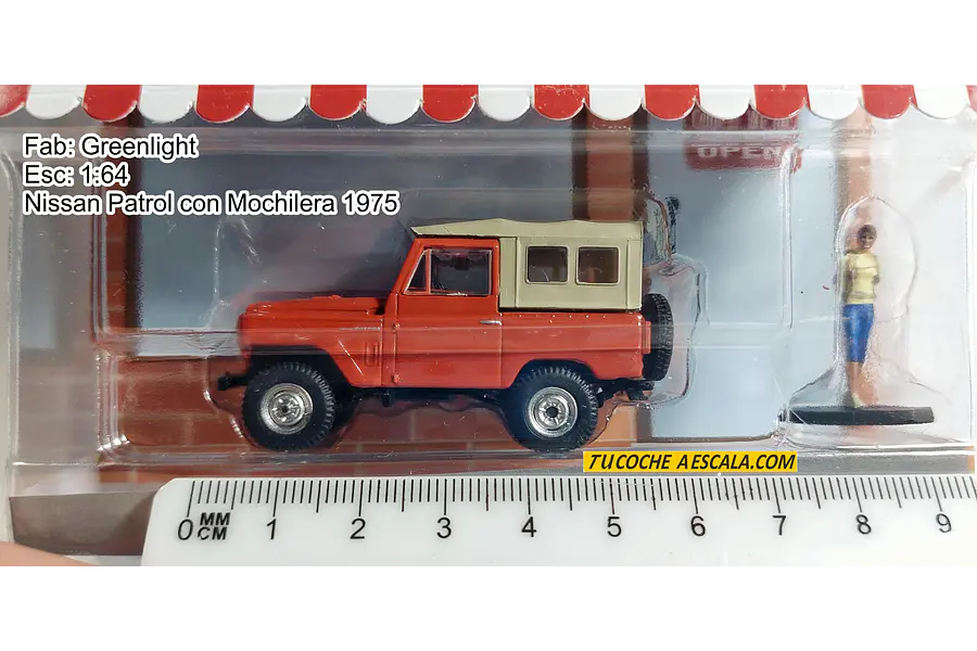 Nissan Patrol 1975 con Mochilera , Greenlight, Escala 1-64