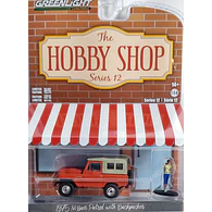 Nissan Patrol 1975 con Mochilera , Greenlight, Escala 1-64