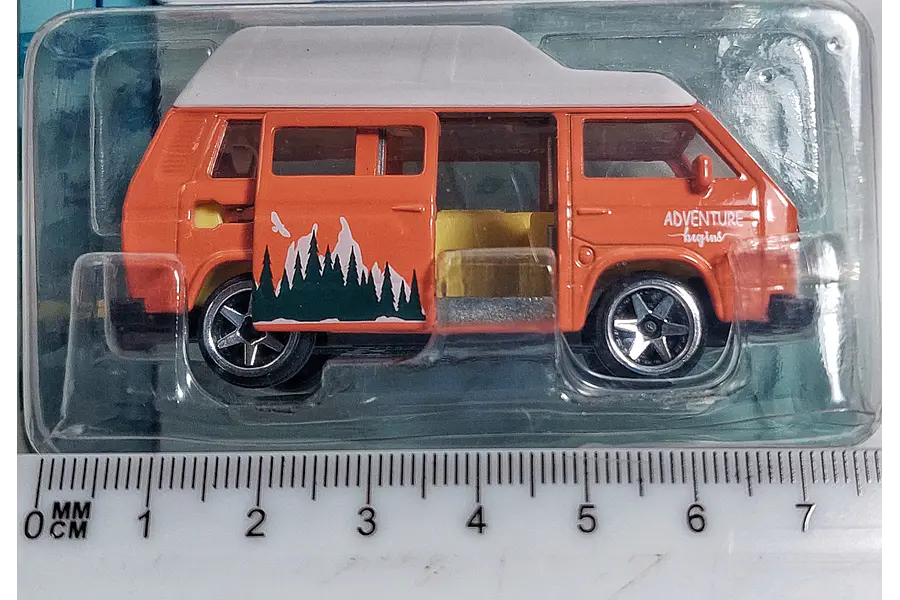 VOLKSWAGEN T3 COMBI , Escala 1:64, Marca MAJORETTE 