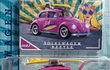 VOLKSWAGEN ESCARABAJO CON TABLA DE SURF , Escala 1:64, Marca MAJORETTE