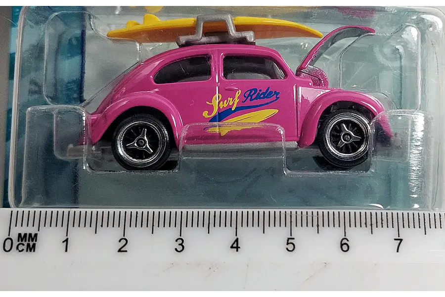 VOLKSWAGEN ESCARABAJO CON TABLA DE SURF , Escala 1:64, Marca MAJORETTE