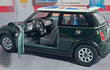Mini Cooper S Verde,  Escala 1/28 marca kinsmart  12cm largo, 