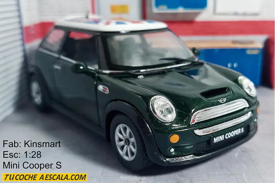 Mini Cooper S Verde,  Escala 1/28 marca kinsmart  12cm largo, 