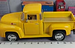 FORD F 100 1956 AMARILLA Escala 1/36 marca Kinsmart 