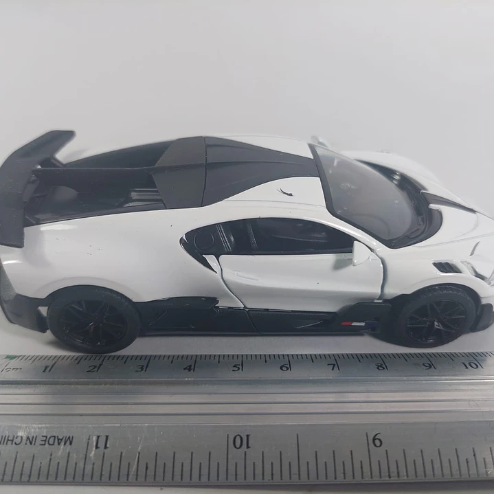 BUGATTI DIVO BLANCO ESCALA 1/36 ,MARCA KINSMART﻿ 2
