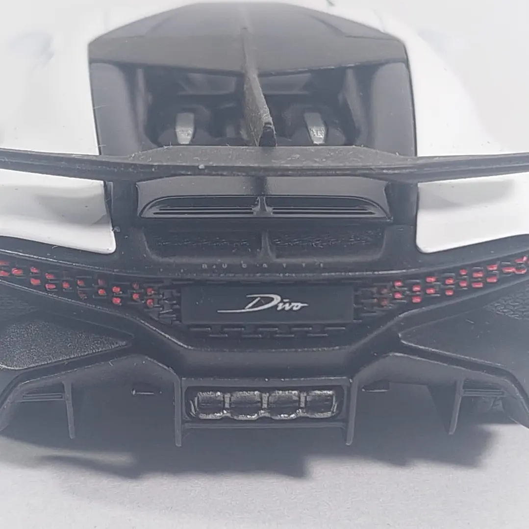 BUGATTI DIVO BLANCO ESCALA 1/36 ,MARCA KINSMART﻿ 3