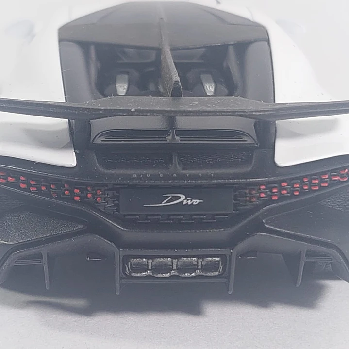 BUGATTI DIVO BLANCO ESCALA 1/36 ,MARCA KINSMART﻿ 3