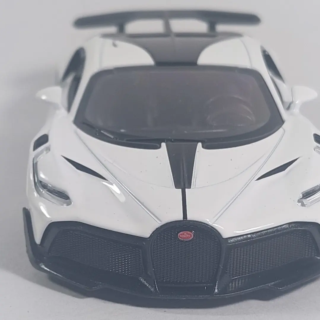 BUGATTI DIVO BLANCO ESCALA 1/36 ,MARCA KINSMART﻿ 4