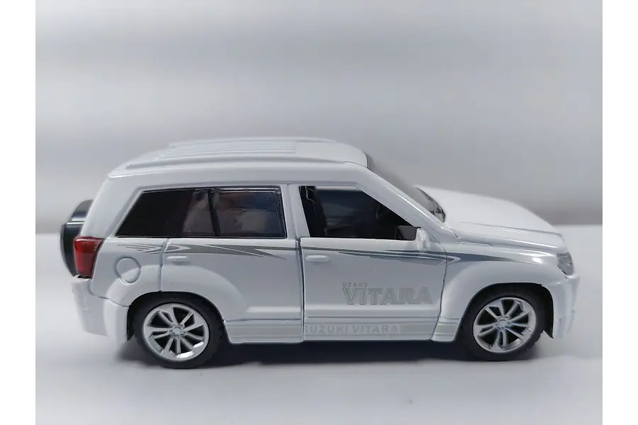 Suzuki Grand Vitara Color blanco escala 1/36 