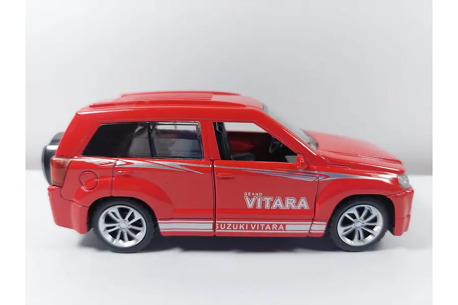 Suzuki Grand Vitara Color rojo escala 1/36 