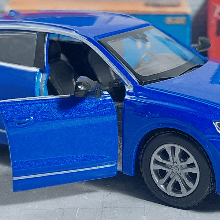 Audi SQ 8 escala 1/46 Marca Maisto 3