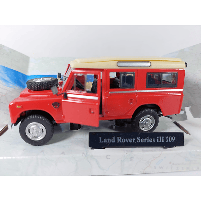 Land Rover serie III 109  rojo Escala 1/43 marca cararama 