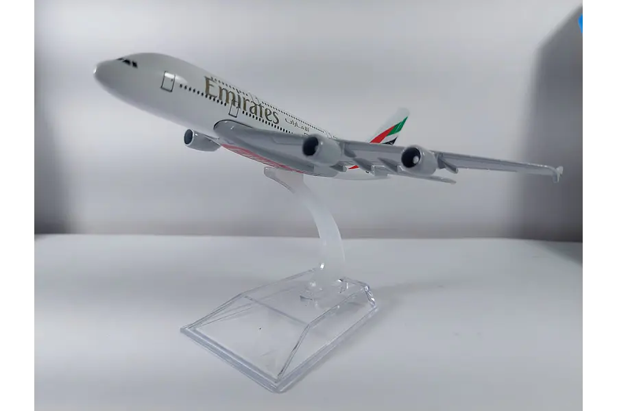 Avión Airbus A380 Emirates, Escala 1/400, 16cm Con Base