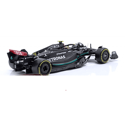 Mercedes-amg F1 W14 E lewis hamilton en caja de ACRILICA  1-24
