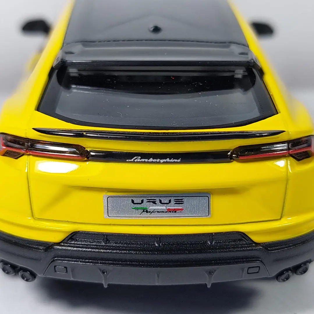 Lamborghini Urus performante  amariillo Escala 1/36, Marca kinsmart 2
