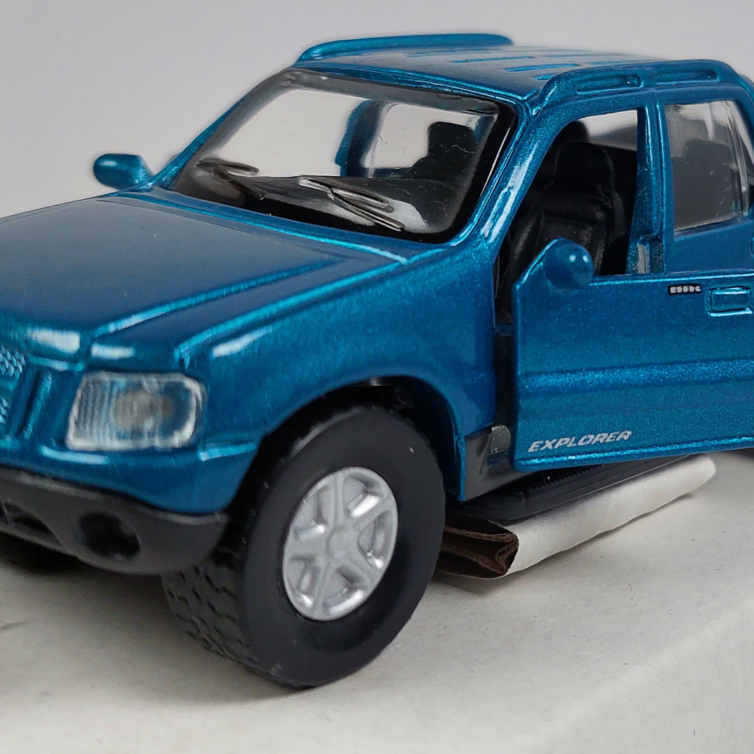 FORD EXPLORER SPORT TRACK 1/36 MARCA MAISTO  3