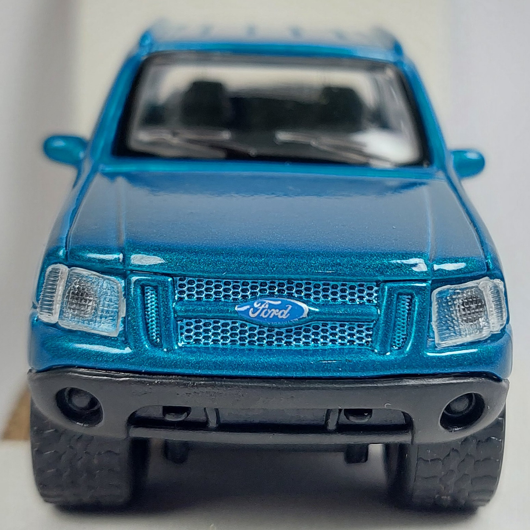 FORD EXPLORER SPORT TRACK 1/36 MARCA MAISTO  4