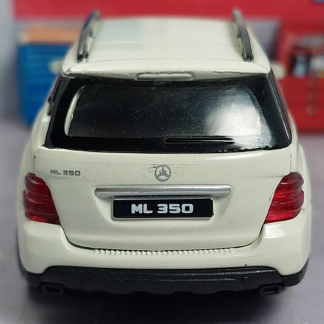 Mercedes-Benz ML 350 Welly, Escala 1-36  3
