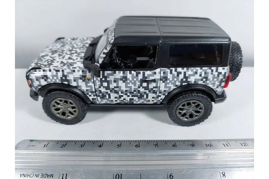 Ford Bronco 2022 blanco camuflado Kinsmart, Escala 1-34
