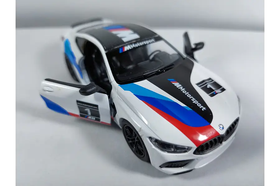 BMW M8 COMPETICION ﻿blanco Marca KINSMART ESCALA 1/36
