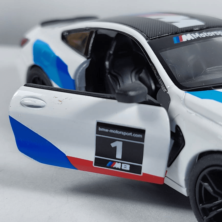 BMW M8 COMPETICION ﻿blanco Marca KINSMART ESCALA 1/36 2