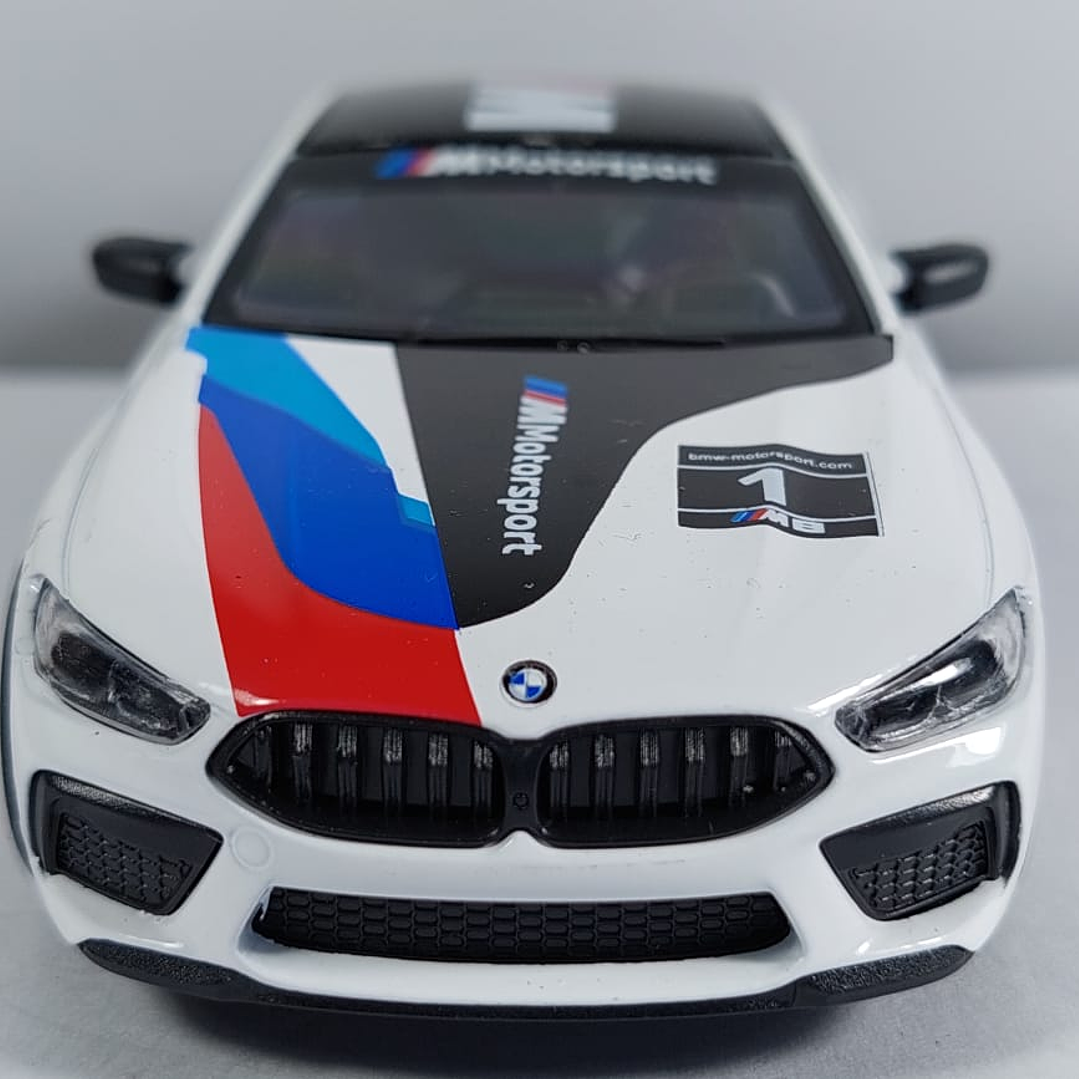 BMW M8 COMPETICION ﻿blanco Marca KINSMART ESCALA 1/36 5