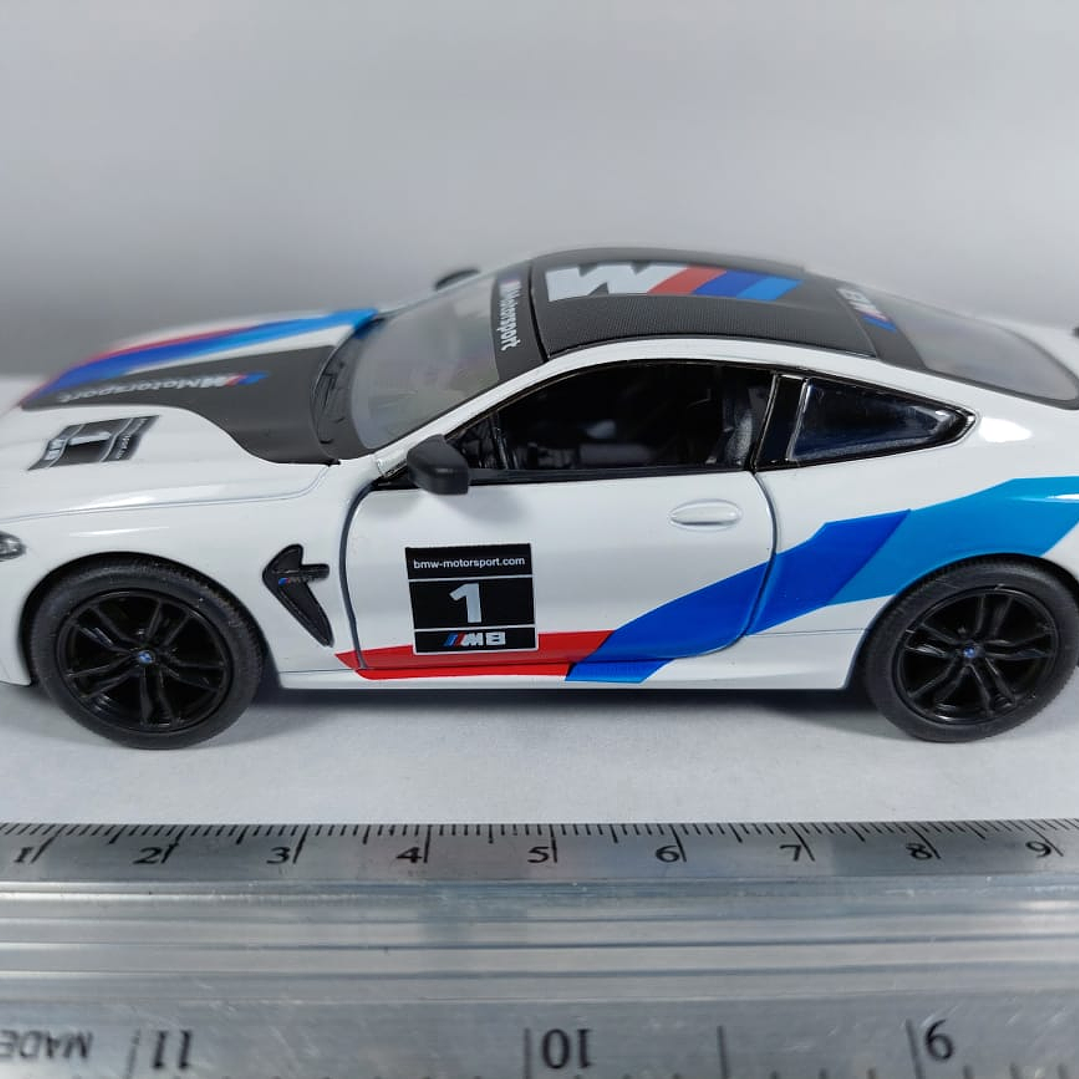 BMW M8 COMPETICION ﻿blanco Marca KINSMART ESCALA 1/36 6