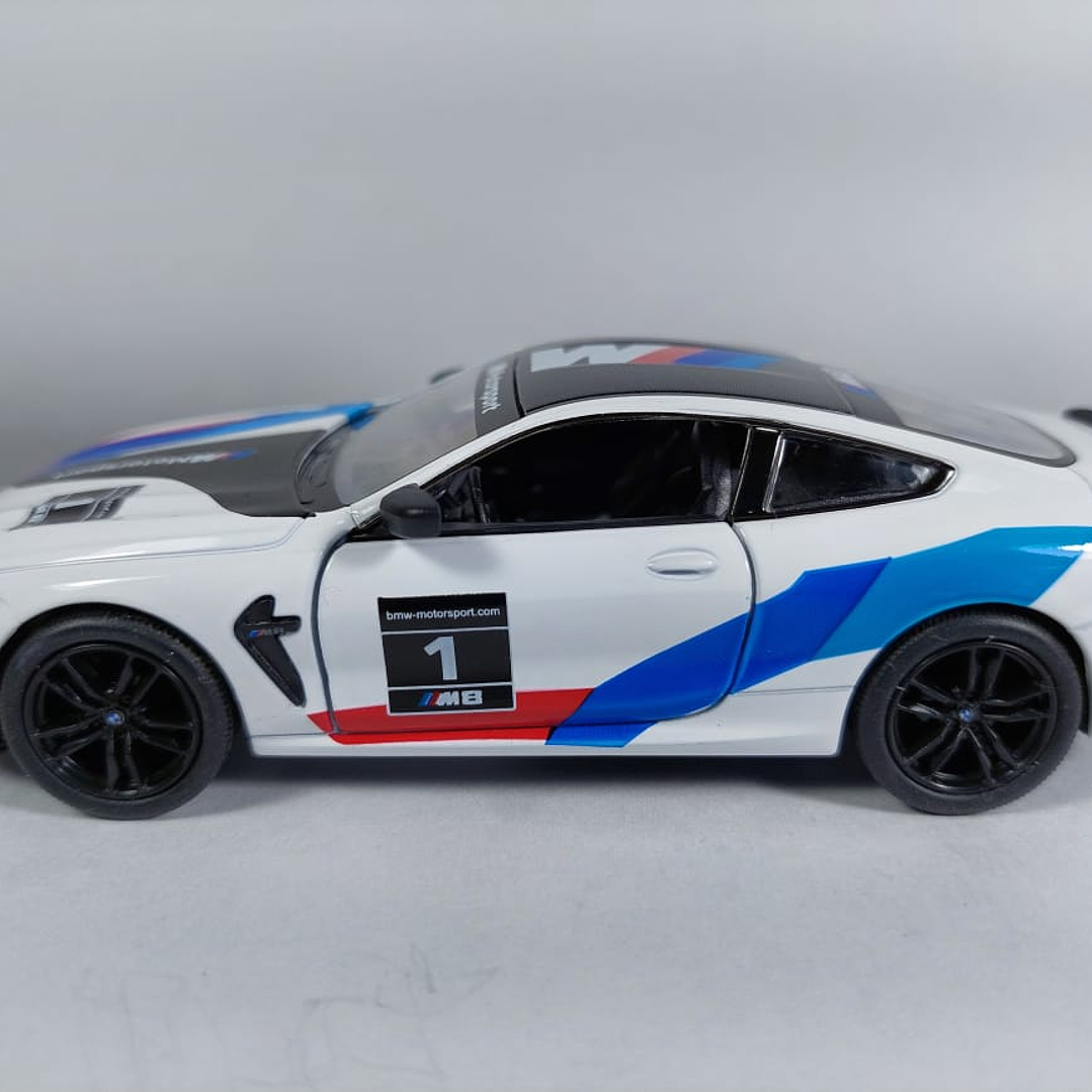 BMW M8 COMPETICION ﻿blanco Marca KINSMART ESCALA 1/36 7