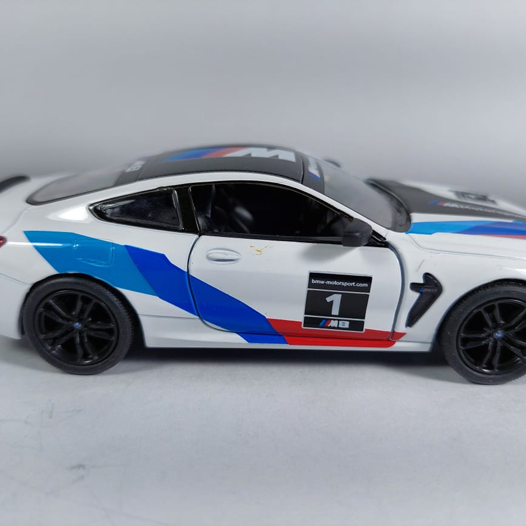BMW M8 COMPETICION ﻿blanco Marca KINSMART ESCALA 1/36 8