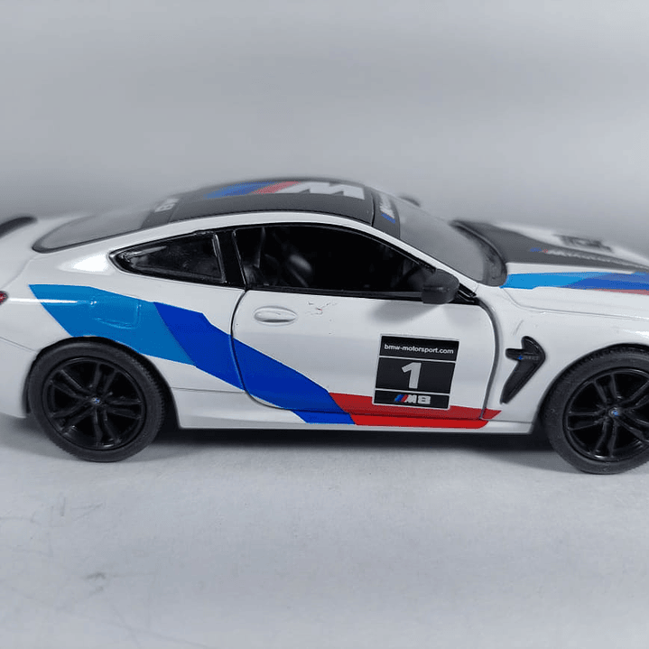 BMW M8 COMPETICION ﻿blanco Marca KINSMART ESCALA 1/36 8