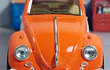 VOLKSWAGEN ESCARABAJO NARANJA CON BLANCO ﻿Marca: KINSMART