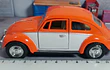 VOLKSWAGEN ESCARABAJO NARANJA CON BLANCO ﻿Marca: KINSMART