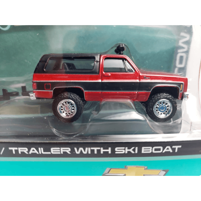 chevrolet Blazer con lancha Escala 1/64 marca maisto