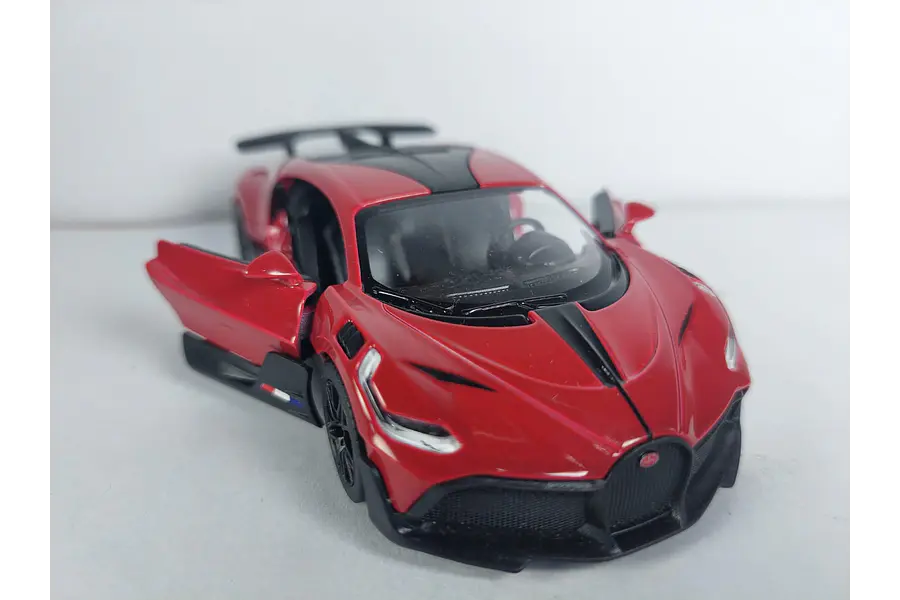BUGATTI DIVO ROJO ESCALA 1/36 ,MARCA KINSMART﻿
